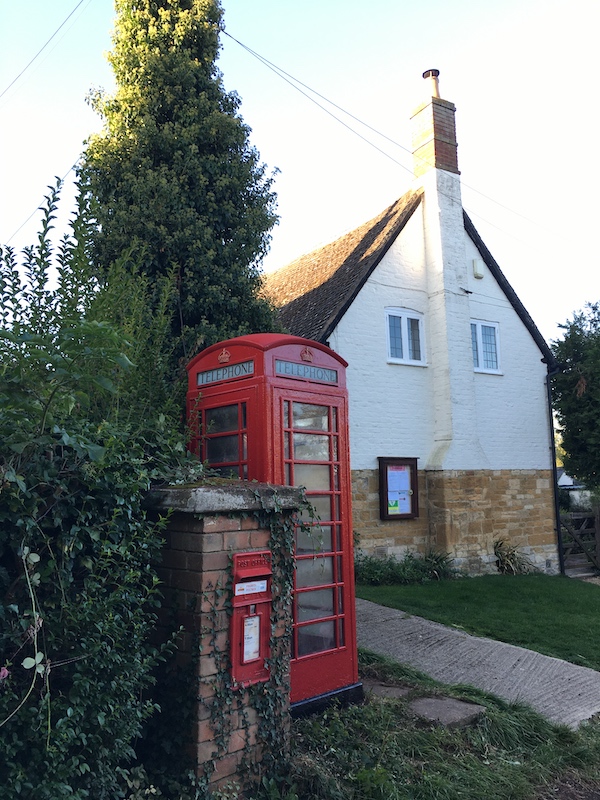 2020-09-26 Bankside, behind the letter box and telephone kiosk