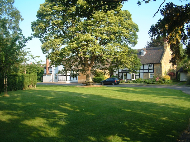 2006 06 08 manor farmhouse well house the green